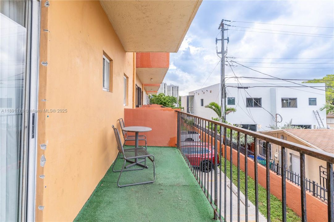 For Sale: $275,000 (2 beds, 1 baths, 760 Square Feet)