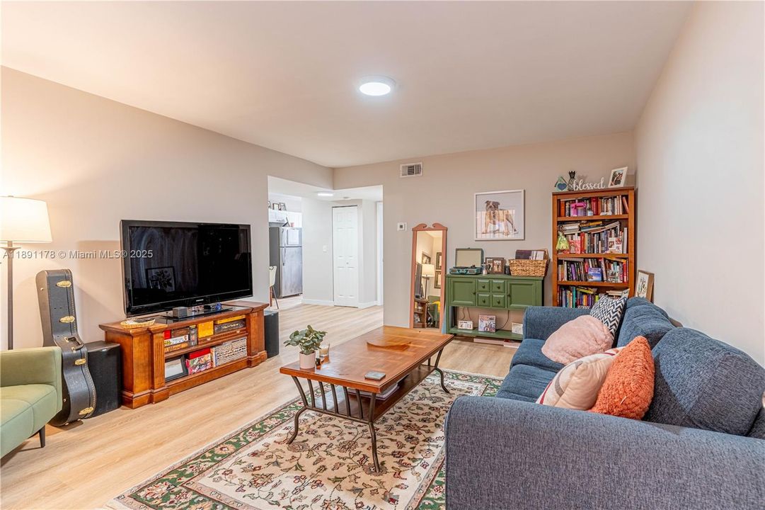 For Sale: $275,000 (2 beds, 1 baths, 760 Square Feet)