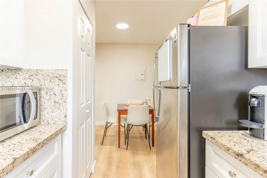 For Sale: $275,000 (2 beds, 1 baths, 760 Square Feet)