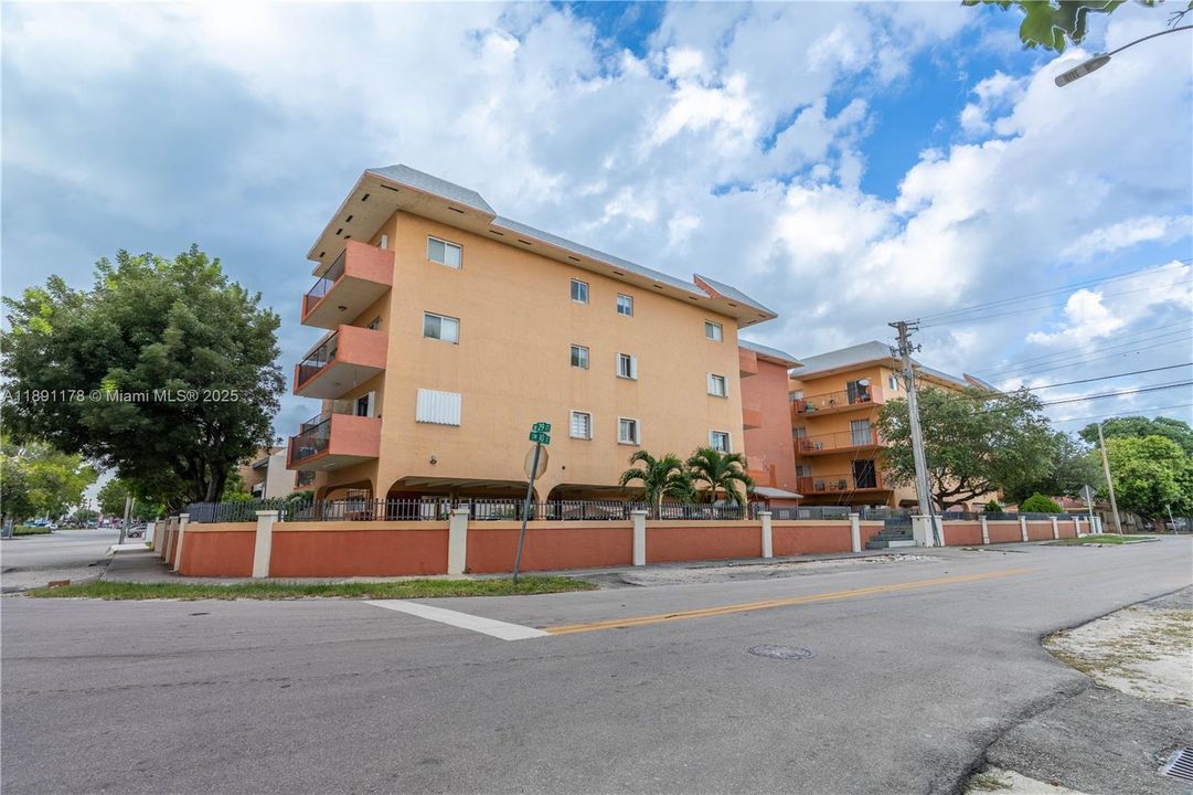 For Sale: $275,000 (2 beds, 1 baths, 760 Square Feet)