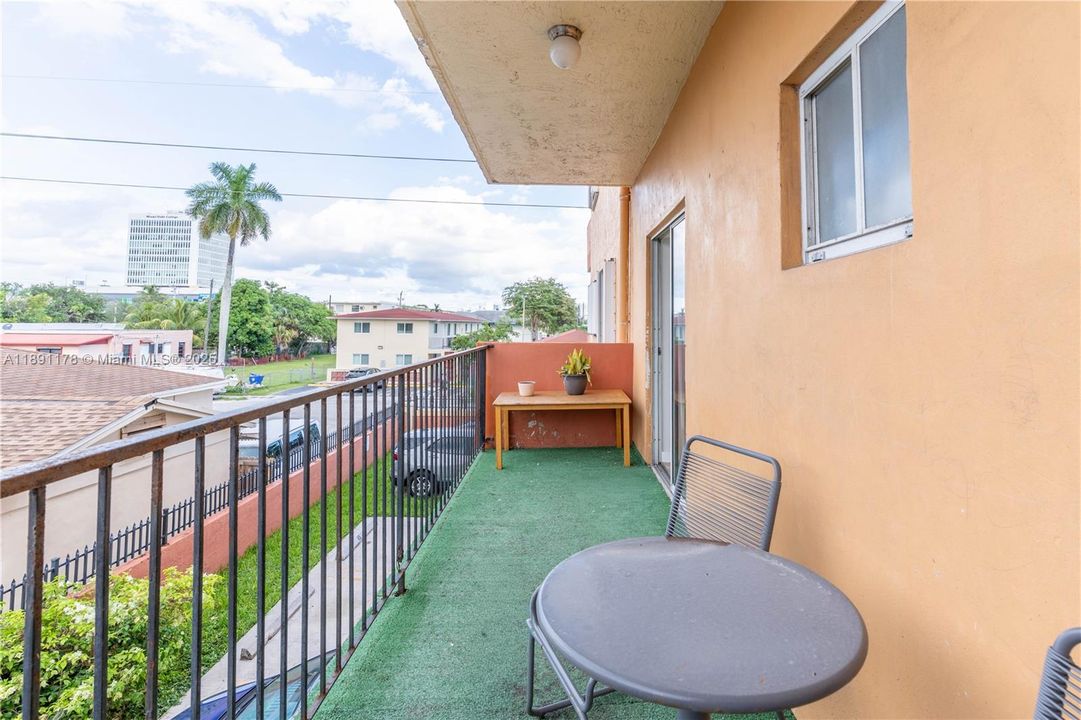 For Sale: $275,000 (2 beds, 1 baths, 760 Square Feet)