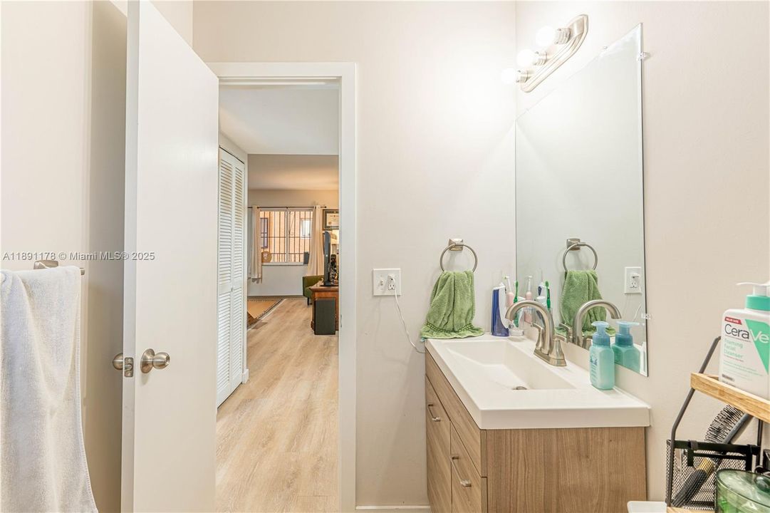 For Sale: $275,000 (2 beds, 1 baths, 760 Square Feet)