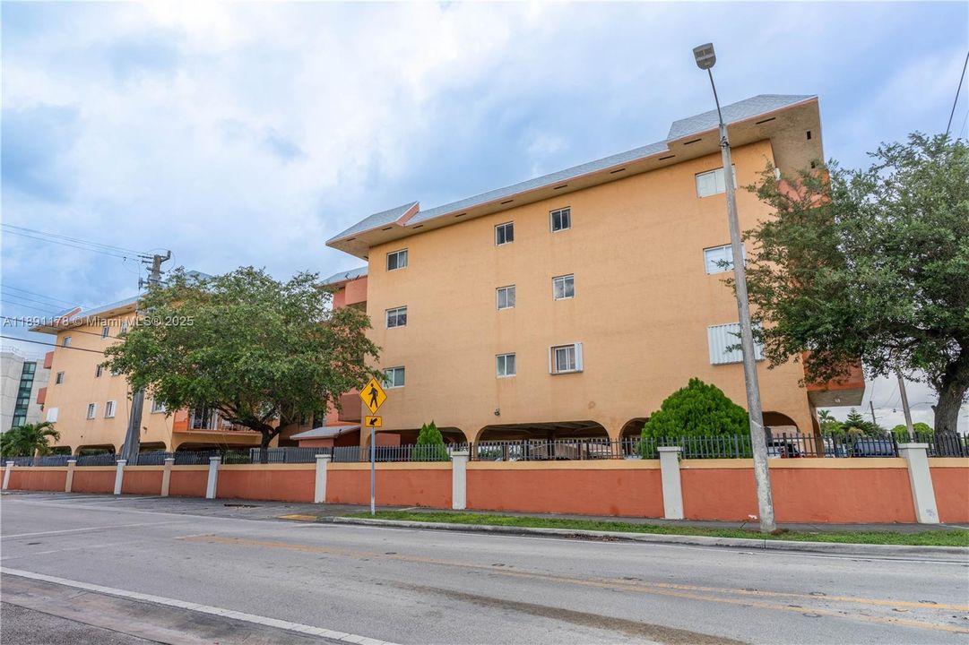 For Sale: $275,000 (2 beds, 1 baths, 760 Square Feet)