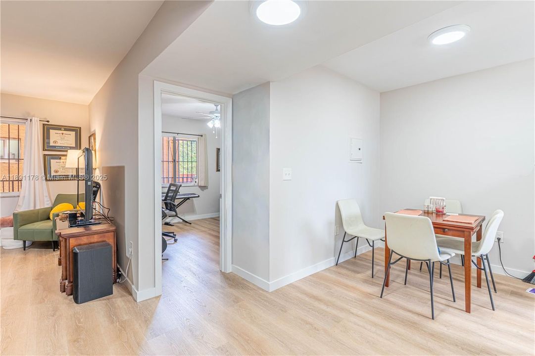 For Sale: $275,000 (2 beds, 1 baths, 760 Square Feet)