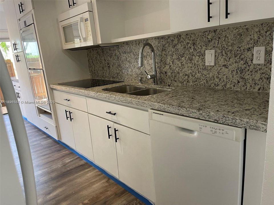 Active With Contract: $2,980 (3 beds, 2 baths, 1688 Square Feet)