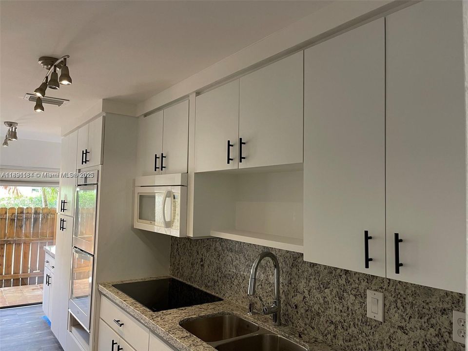 Active With Contract: $2,980 (3 beds, 2 baths, 1688 Square Feet)