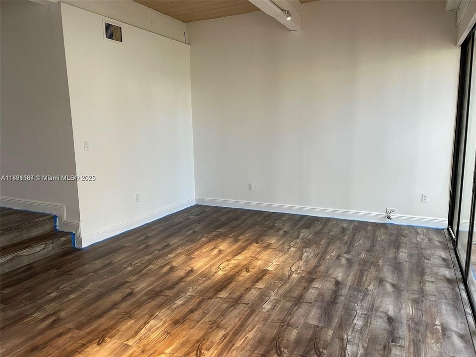 Active With Contract: $2,980 (3 beds, 2 baths, 1688 Square Feet)