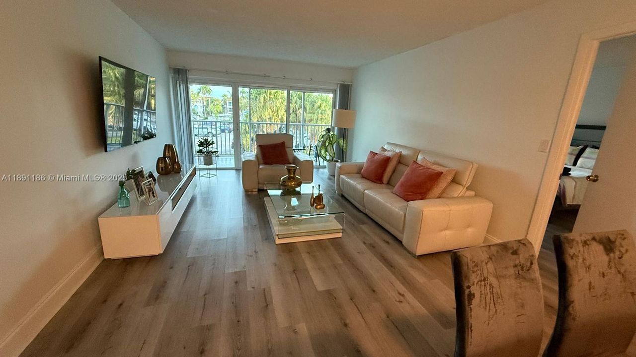 В аренду: $2,300 (2 спален, 2 ванн, 1106 Квадратных фут)