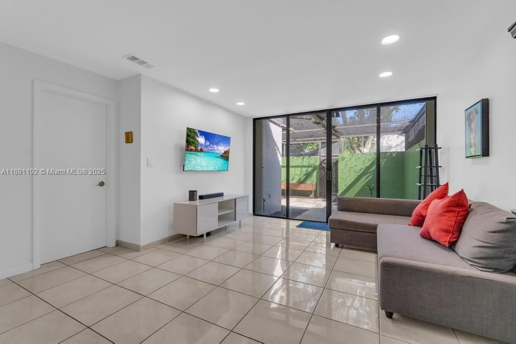 Vendido Recientemente: $485,000 (3 camas, 2 baños, 1446 Pies cuadrados)