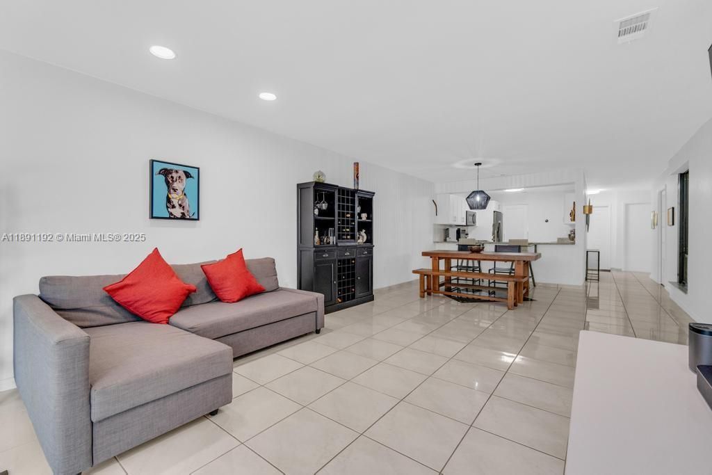 Vendido Recientemente: $485,000 (3 camas, 2 baños, 1446 Pies cuadrados)