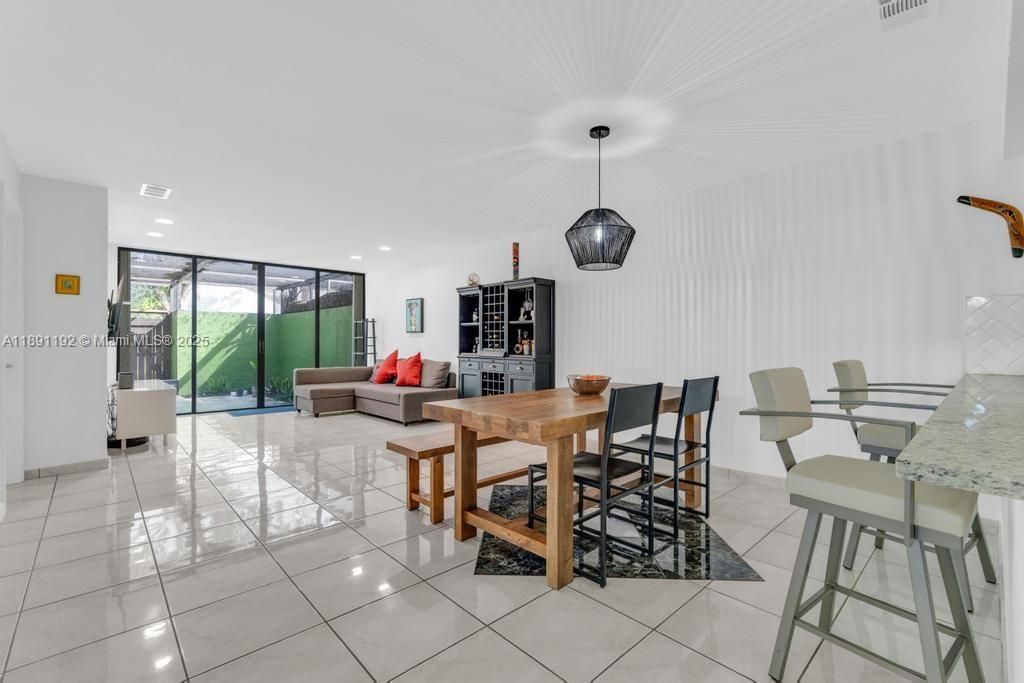 Vendido Recientemente: $485,000 (3 camas, 2 baños, 1446 Pies cuadrados)