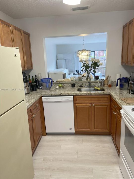 Active With Contract: $2,500 (3 beds, 2 baths, 1113 Square Feet)