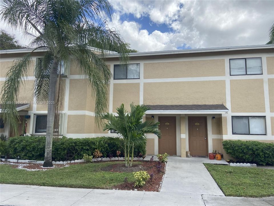 Active With Contract: $2,500 (3 beds, 2 baths, 1113 Square Feet)