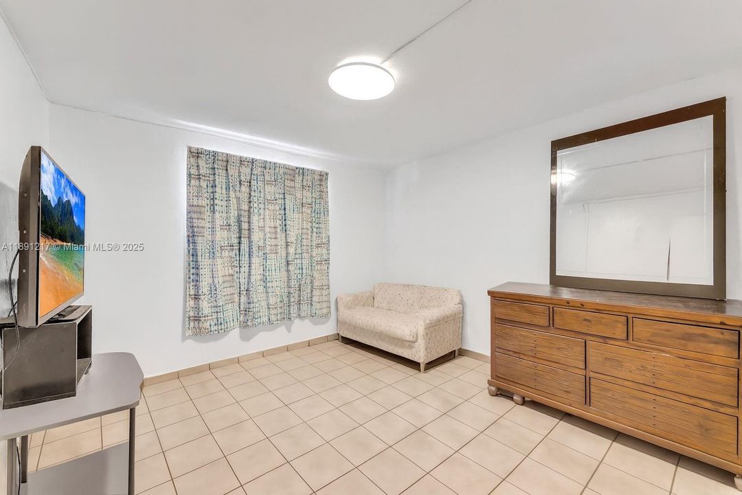 For Sale: $240,000 (2 beds, 1 baths, 802 Square Feet)