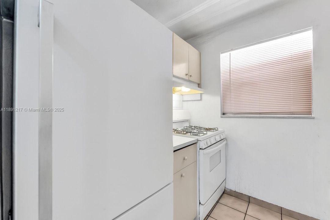 For Sale: $240,000 (2 beds, 1 baths, 802 Square Feet)