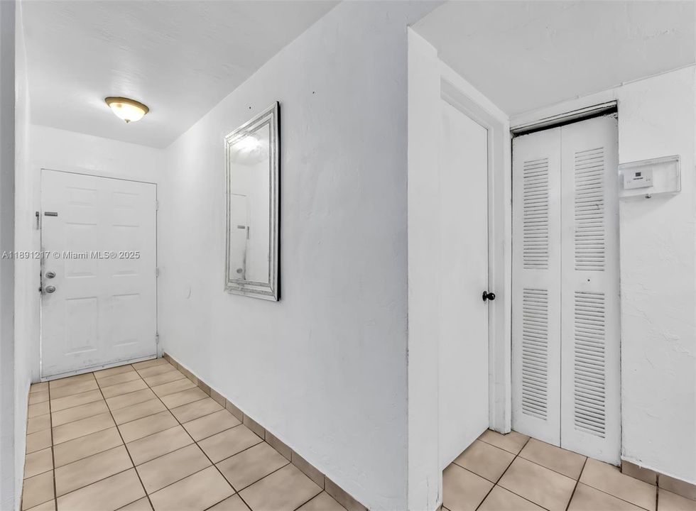 For Sale: $240,000 (2 beds, 1 baths, 802 Square Feet)