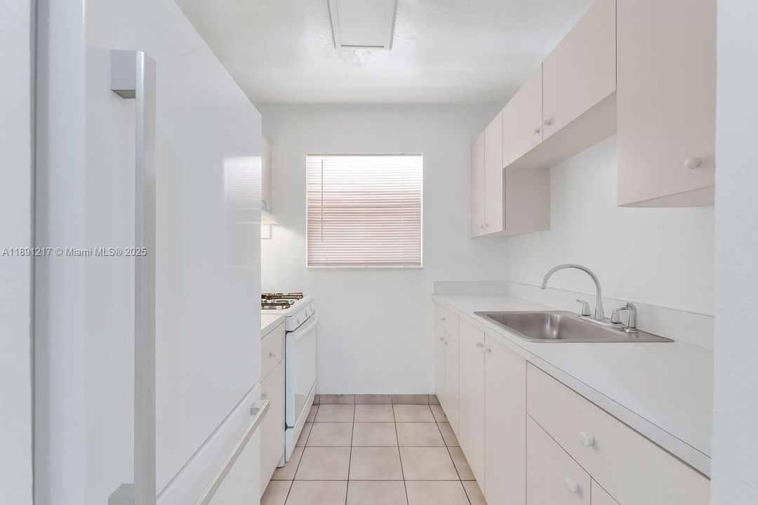 For Sale: $240,000 (2 beds, 1 baths, 802 Square Feet)