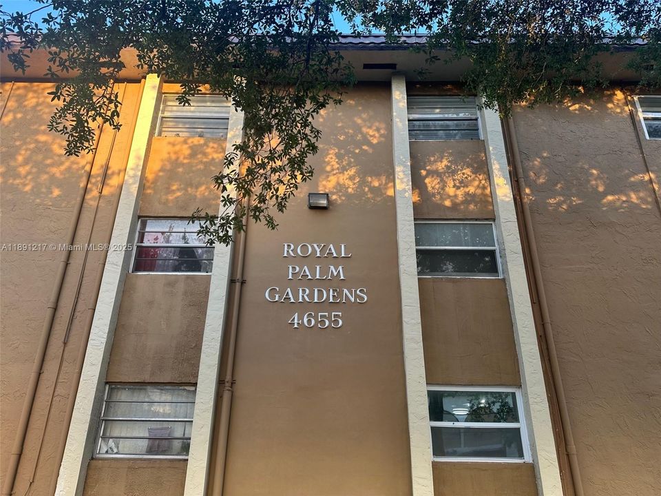 For Sale: $240,000 (2 beds, 1 baths, 802 Square Feet)