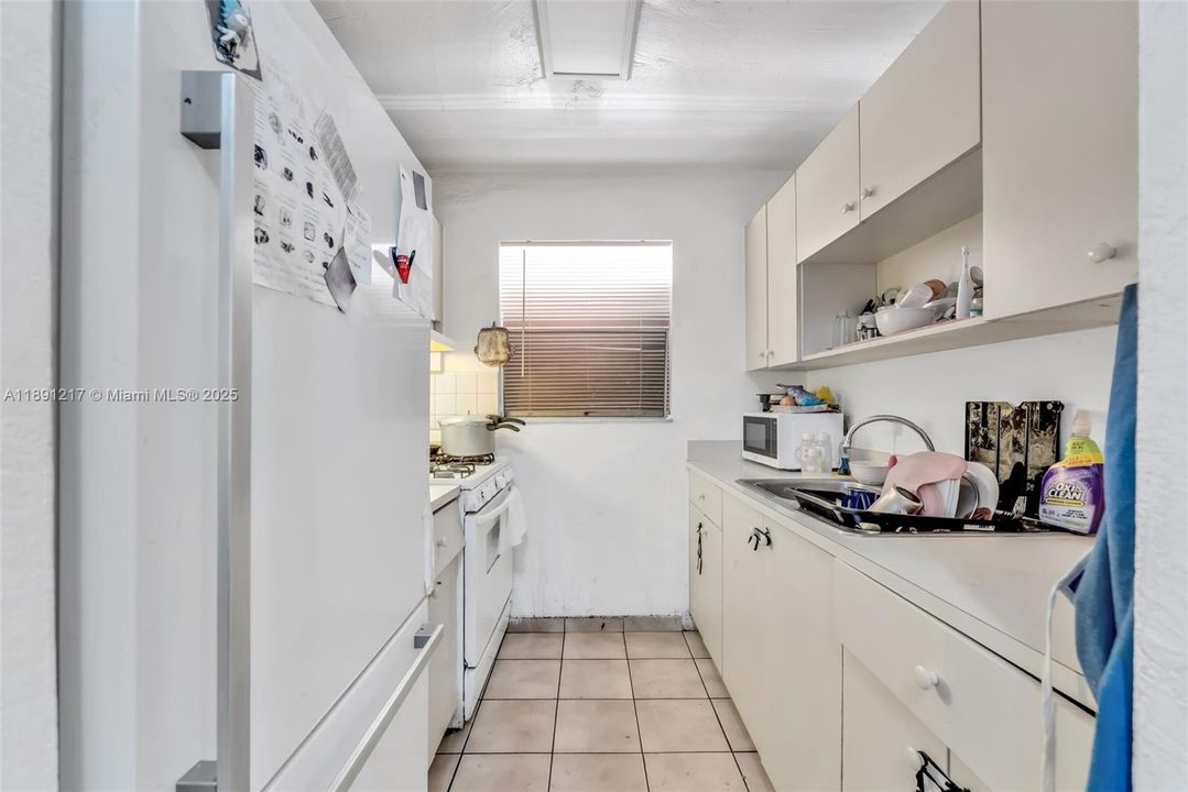 For Sale: $240,000 (2 beds, 1 baths, 802 Square Feet)