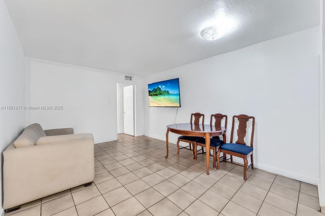 For Sale: $240,000 (2 beds, 1 baths, 802 Square Feet)