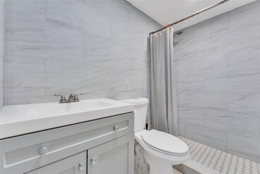 For Sale: $240,000 (2 beds, 1 baths, 802 Square Feet)