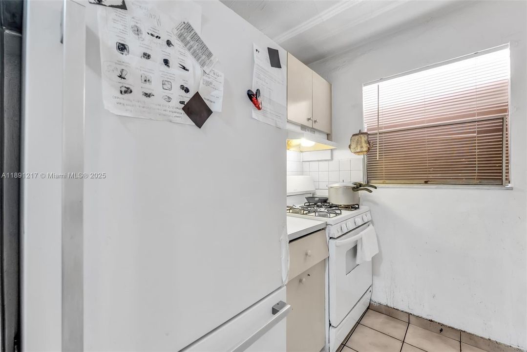 For Sale: $240,000 (2 beds, 1 baths, 802 Square Feet)
