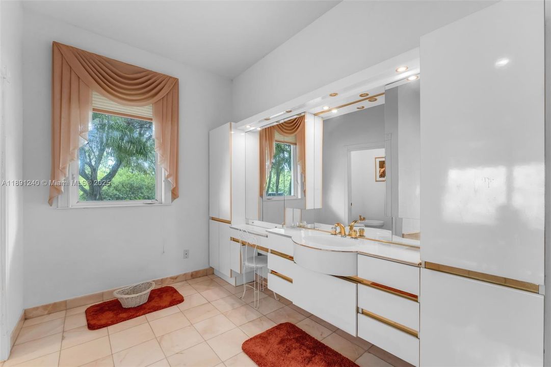 Recently Sold: $1,750,000 (2 beds, 2 baths, 3357 Square Feet)