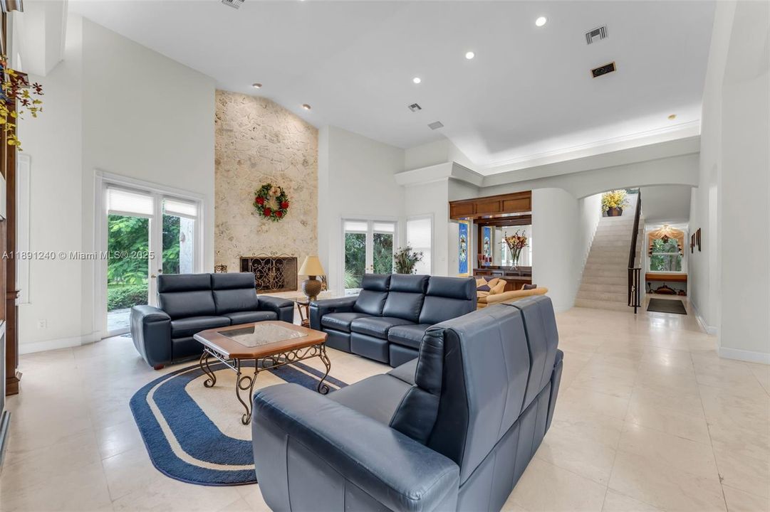 Recently Sold: $1,750,000 (2 beds, 2 baths, 3357 Square Feet)