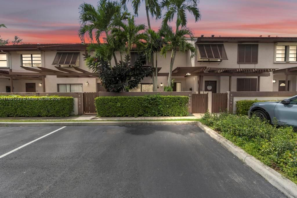 Под контрактом: $565,000 (3 спален, 2 ванн, 1780 Квадратных фут)