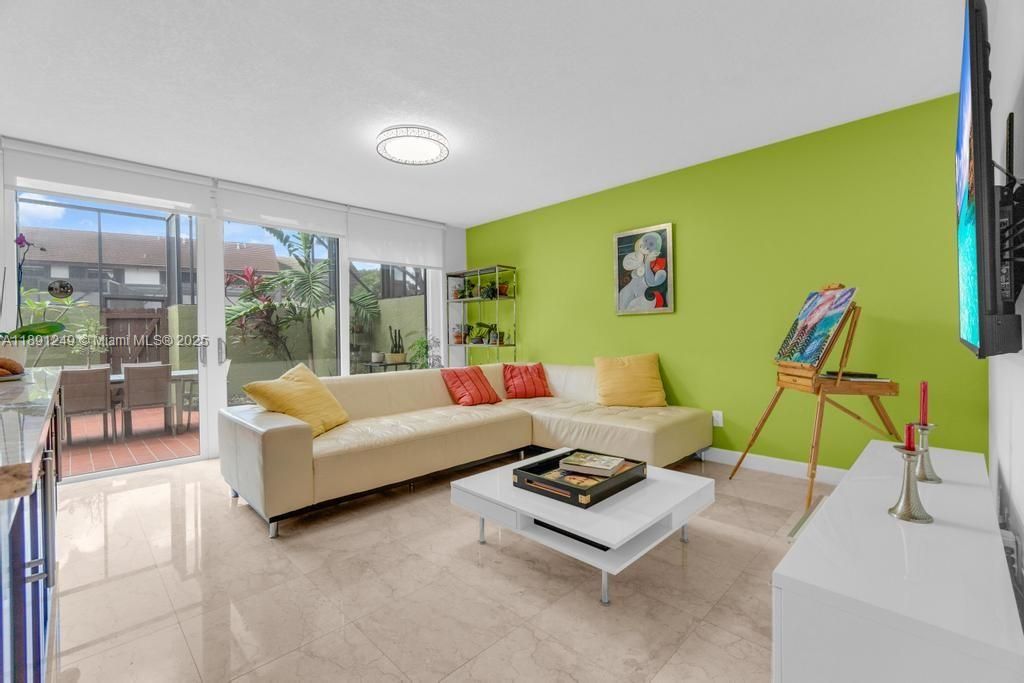 Под контрактом: $565,000 (3 спален, 2 ванн, 1780 Квадратных фут)