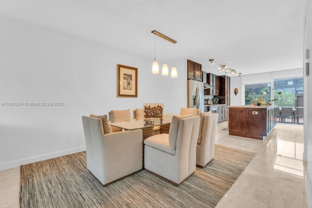 Под контрактом: $565,000 (3 спален, 2 ванн, 1780 Квадратных фут)