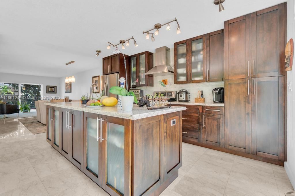 Под контрактом: $565,000 (3 спален, 2 ванн, 1780 Квадратных фут)