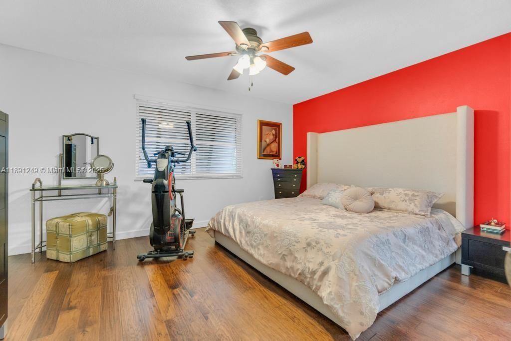 Под контрактом: $565,000 (3 спален, 2 ванн, 1780 Квадратных фут)