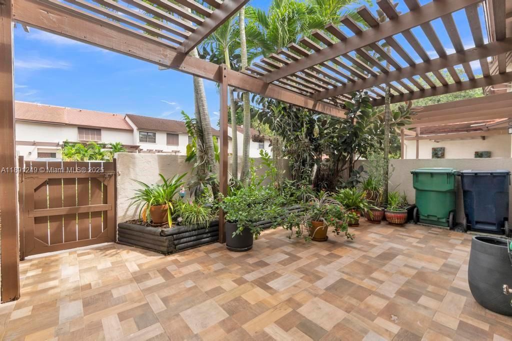 Под контрактом: $565,000 (3 спален, 2 ванн, 1780 Квадратных фут)