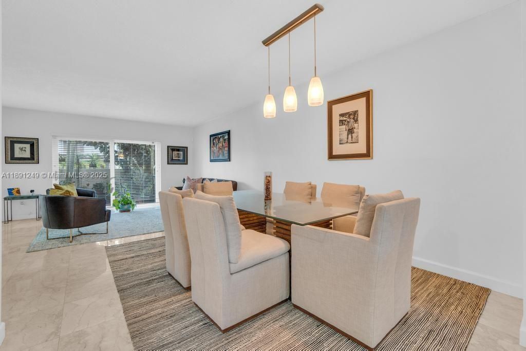 Под контрактом: $565,000 (3 спален, 2 ванн, 1780 Квадратных фут)