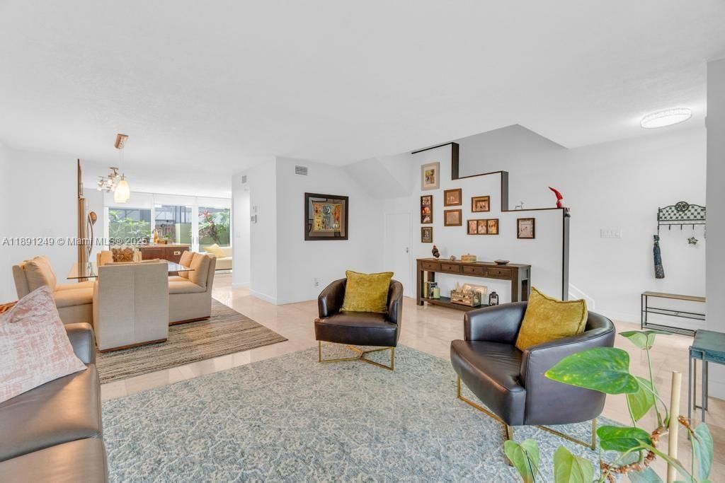 Под контрактом: $565,000 (3 спален, 2 ванн, 1780 Квадратных фут)