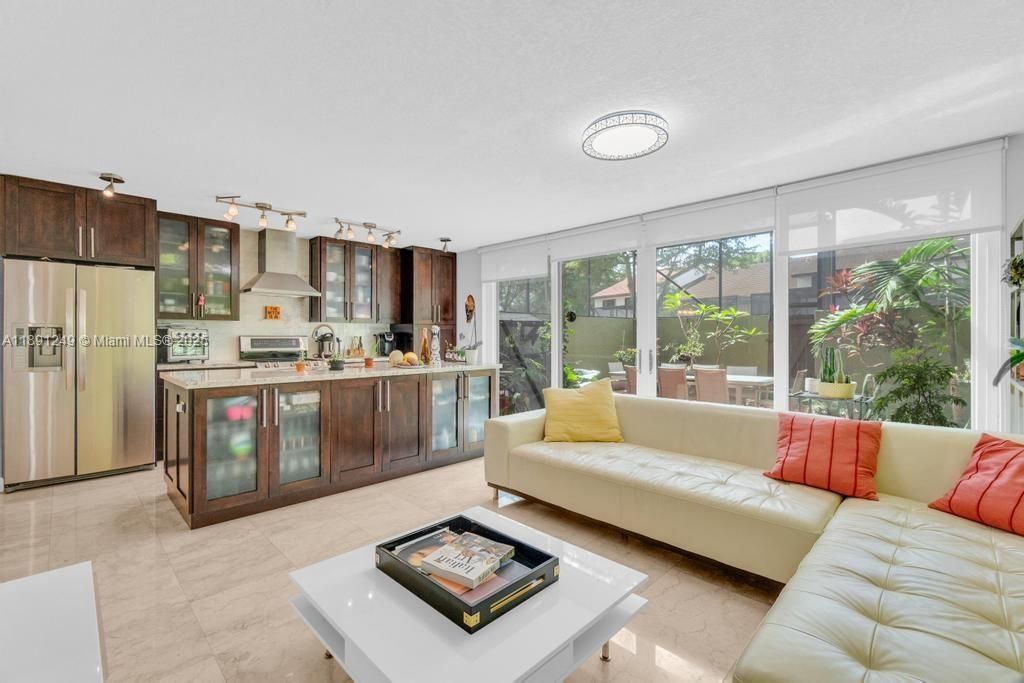 Под контрактом: $565,000 (3 спален, 2 ванн, 1780 Квадратных фут)