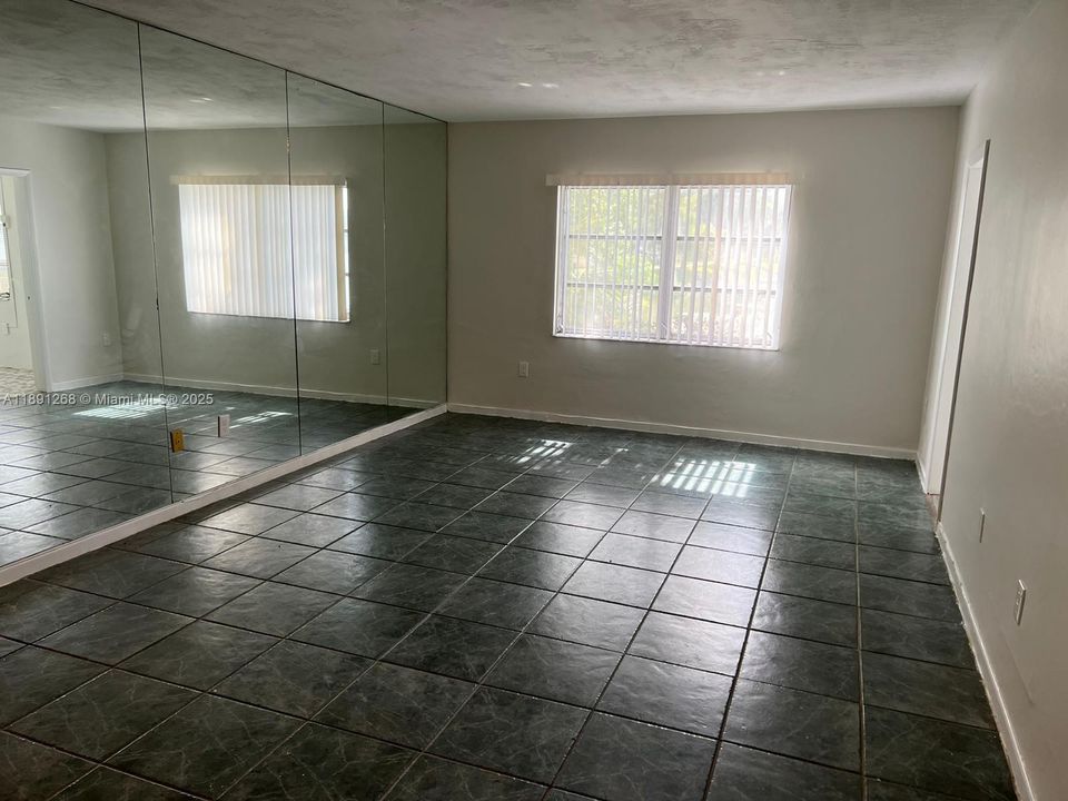 Под контрактом: $2,000 (1 спален, 1 ванн, 850 Квадратных фут)