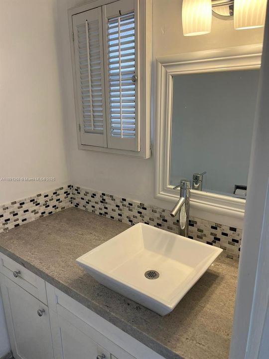 Под контрактом: $2,000 (1 спален, 1 ванн, 850 Квадратных фут)