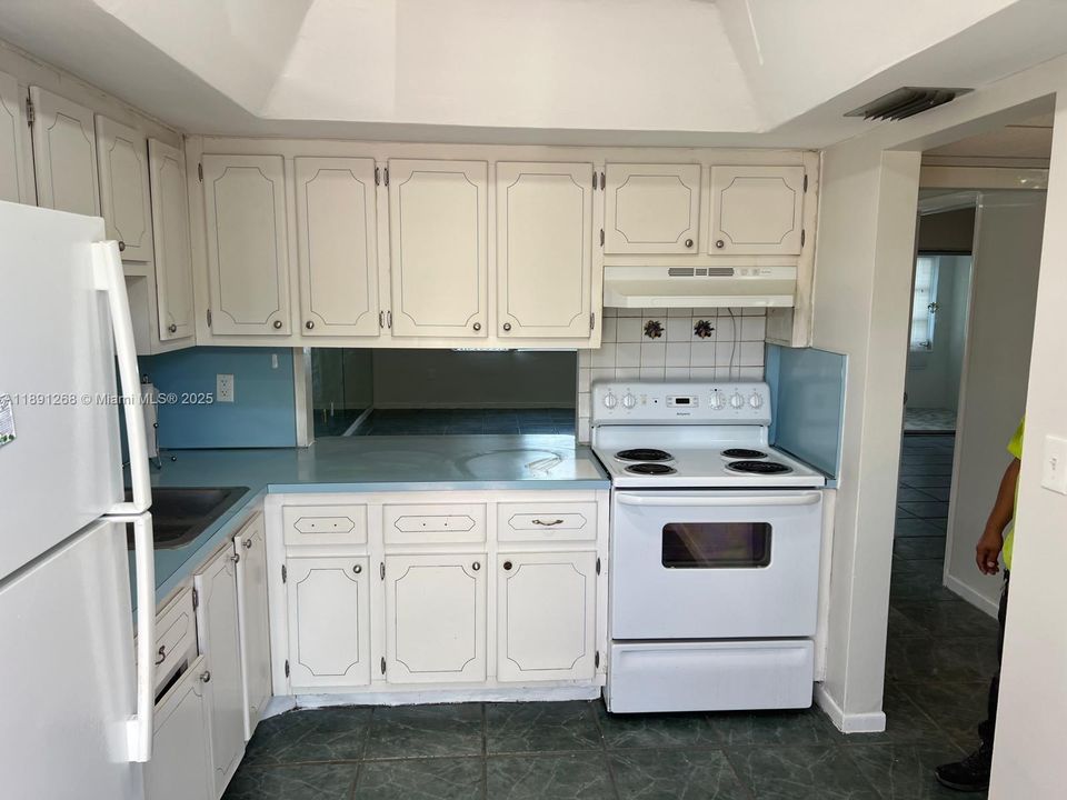 Под контрактом: $2,000 (1 спален, 1 ванн, 850 Квадратных фут)