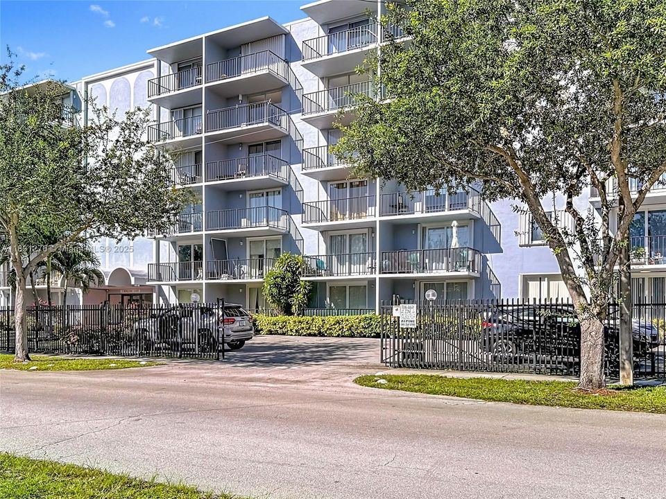 For Sale: $166,000 (2 beds, 2 baths, 1050 Square Feet)