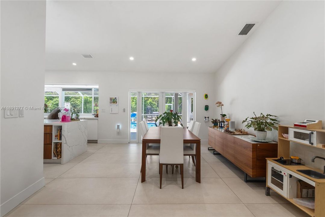 For Rent: $7,950 (4 beds, 3 baths, 2658 Square Feet)