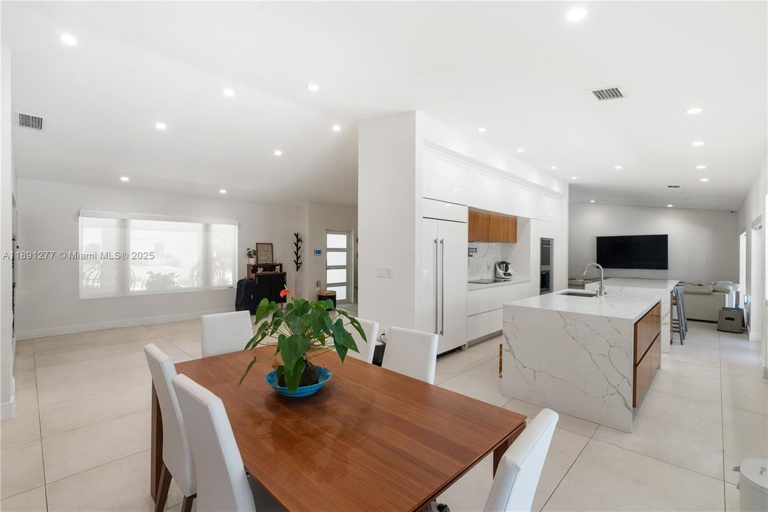 For Rent: $7,950 (4 beds, 3 baths, 2658 Square Feet)