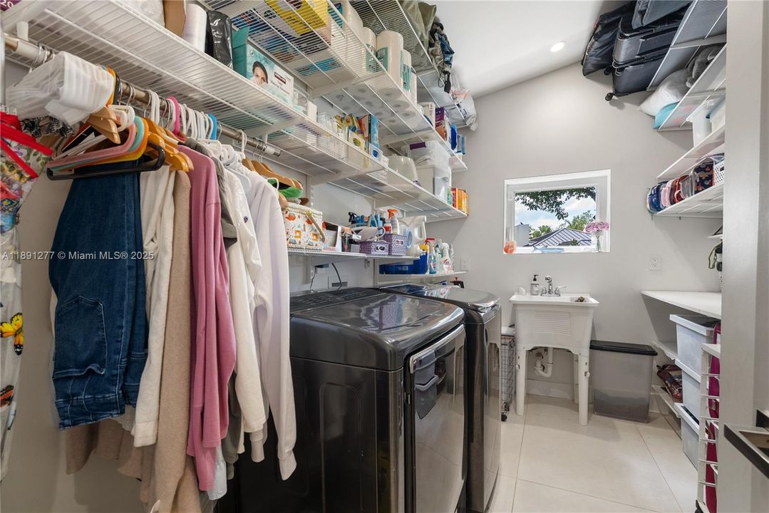 For Rent: $7,950 (4 beds, 3 baths, 2658 Square Feet)