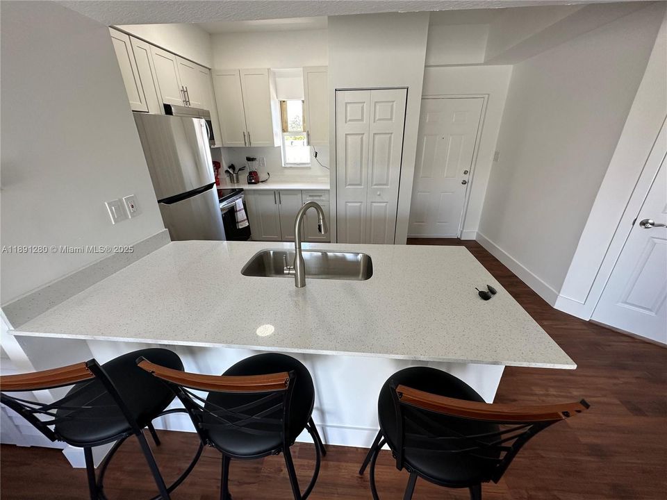 待售: $299,000 (2 贝兹, 1 浴室, 749 平方英尺)