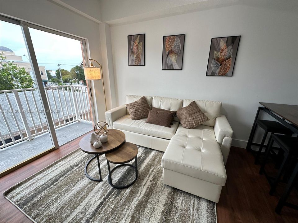 待售: $299,000 (2 贝兹, 1 浴室, 749 平方英尺)