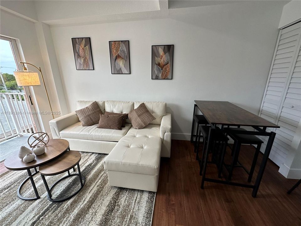 待售: $299,000 (2 贝兹, 1 浴室, 749 平方英尺)