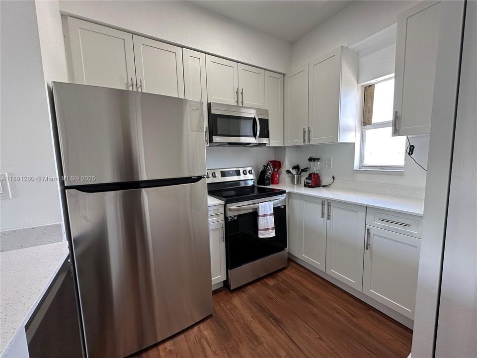 待售: $299,000 (2 贝兹, 1 浴室, 749 平方英尺)