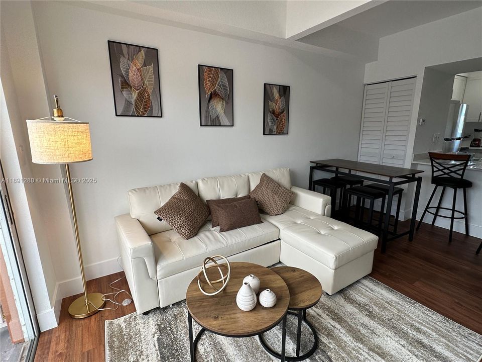 待售: $299,000 (2 贝兹, 1 浴室, 749 平方英尺)