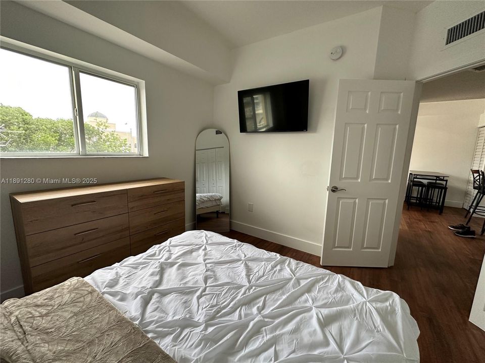 待售: $299,000 (2 贝兹, 1 浴室, 749 平方英尺)